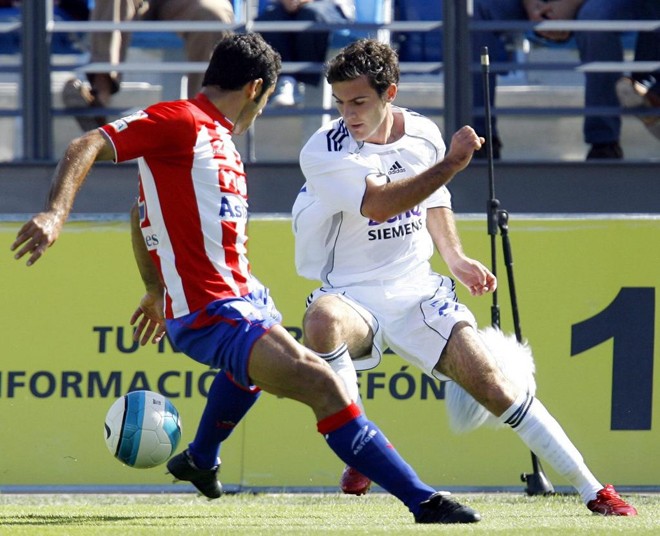 15 tuổi, Mata gia nhập lò đào tạo Castilla của Real Madrid. Trong ảnh, Mata đang chơi bóng ở giải hạng Nhì Tây Ban Nha và thu hút được sự quan tâm của hàng loạt CLB lớn ở bán đảo Iberia.